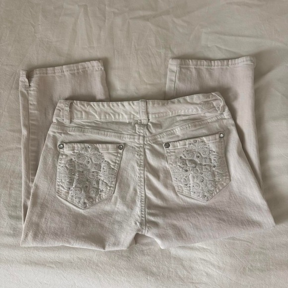 Code Bleu Denim - White Y2K embroidered capri jeans